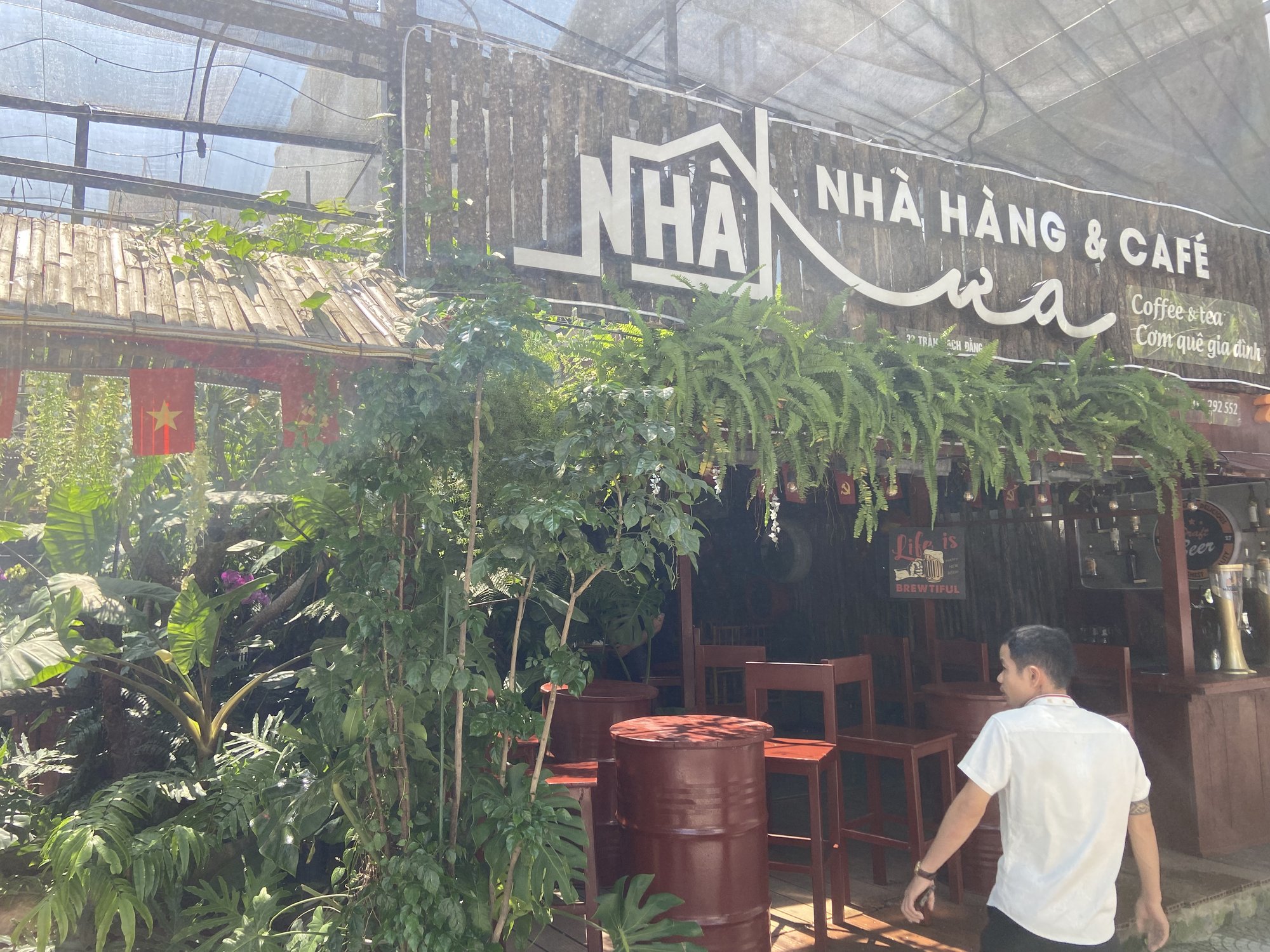 Café avec coin coworking à Da Nang, ambiance jungle