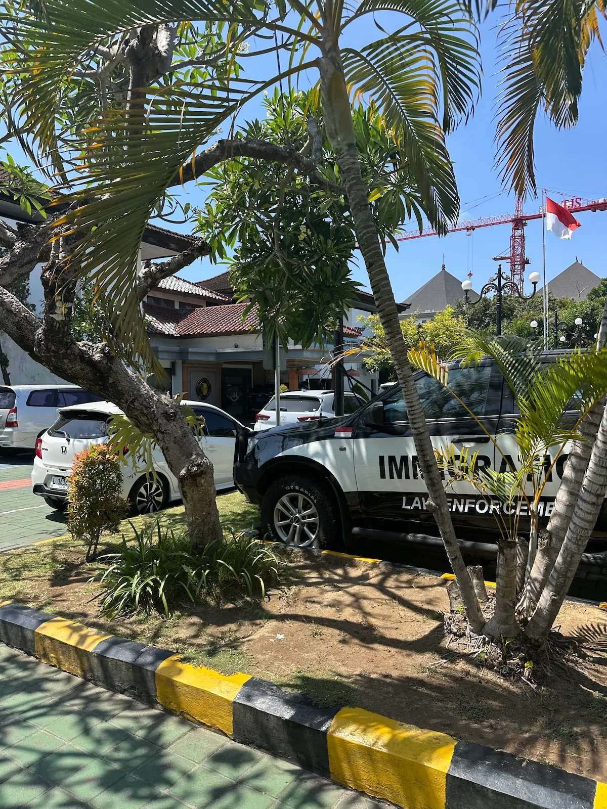Parking et entrée du bureau de l'immigration de Denpasar à Bali, avec un véhicule de l'immigration