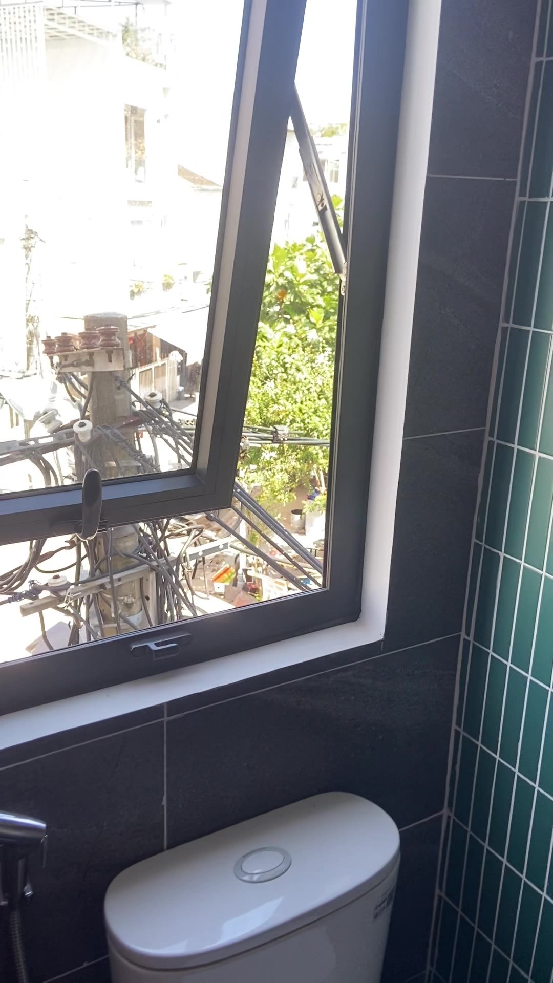 Salle de bain du premier logement loué à Da Nang, zone non expat