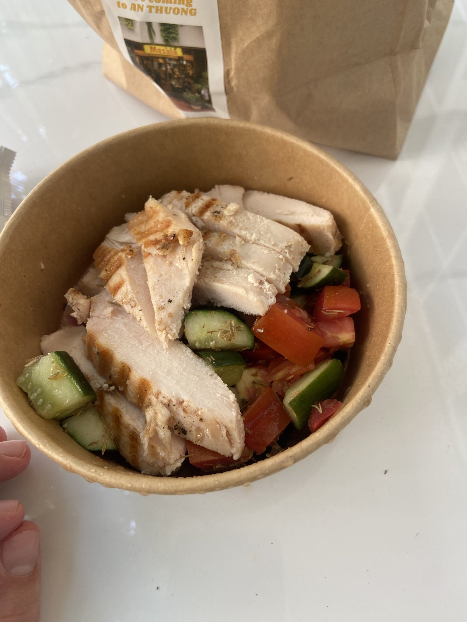 Bol healthy avec poulet, concombre et tomate, livré à Da Nang