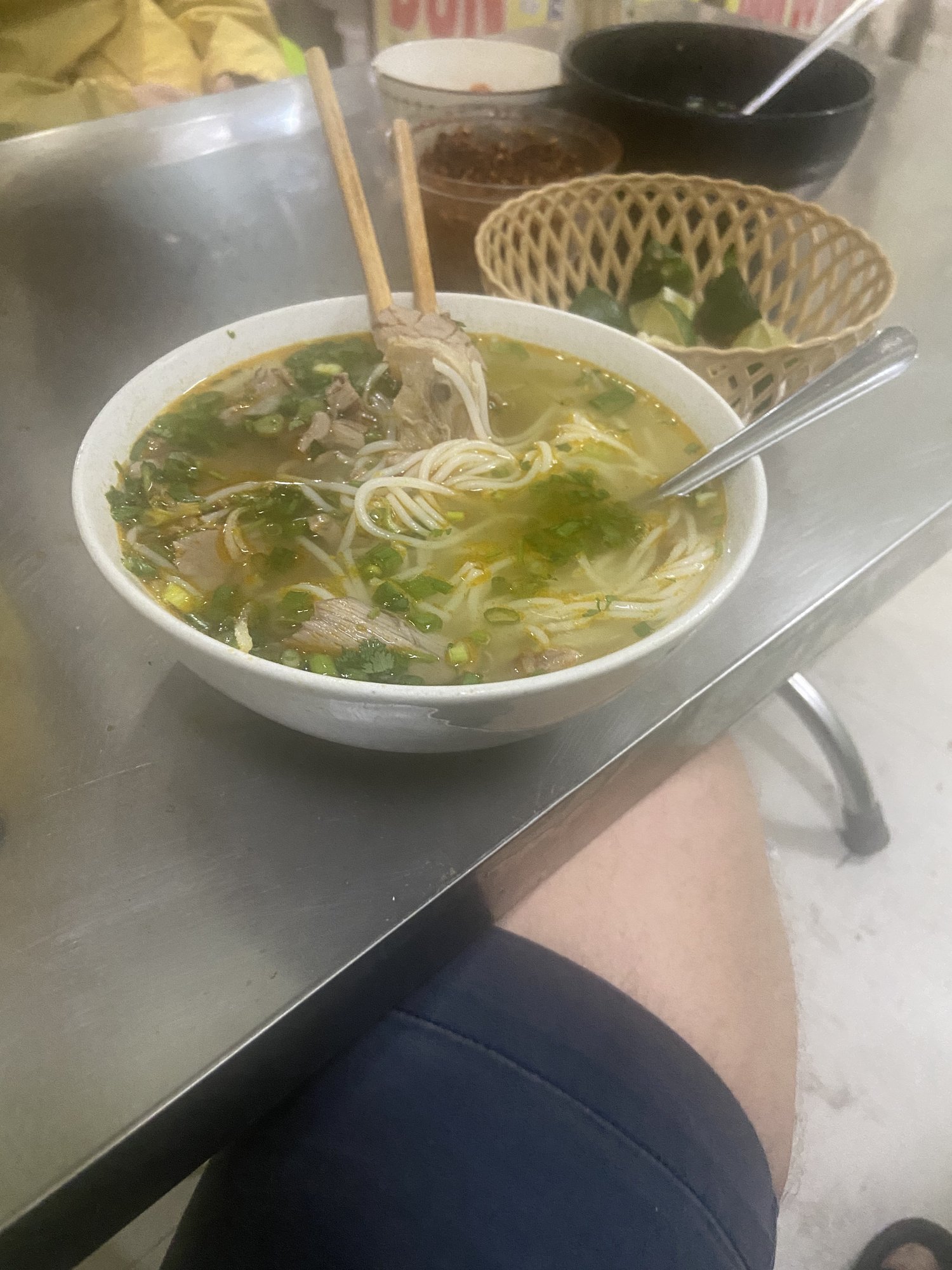 Bol de phở dans un restaurant local à Da Nang