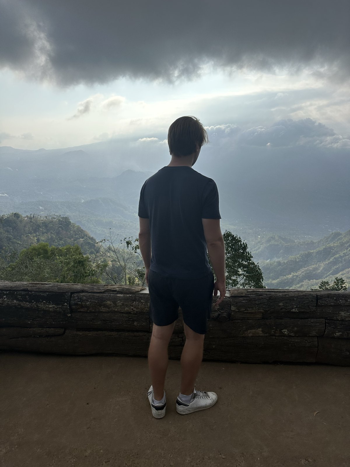 Pascal de dos devant un muret avec vue sur la vallée à Lahangan Sweet, Bali