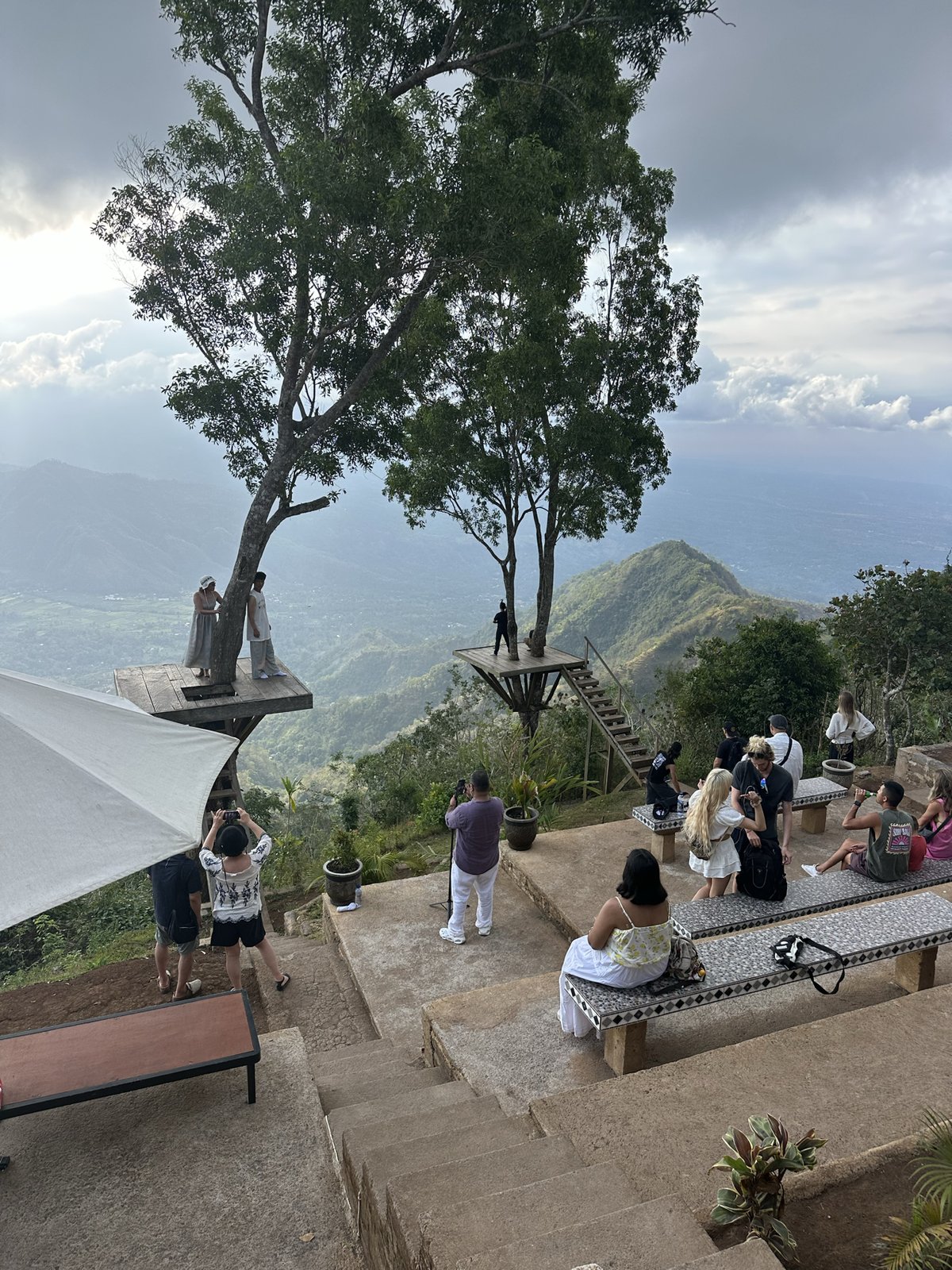 Gradins avec parasol et visiteurs devant les plateformes en bois de Lahangan Sweet