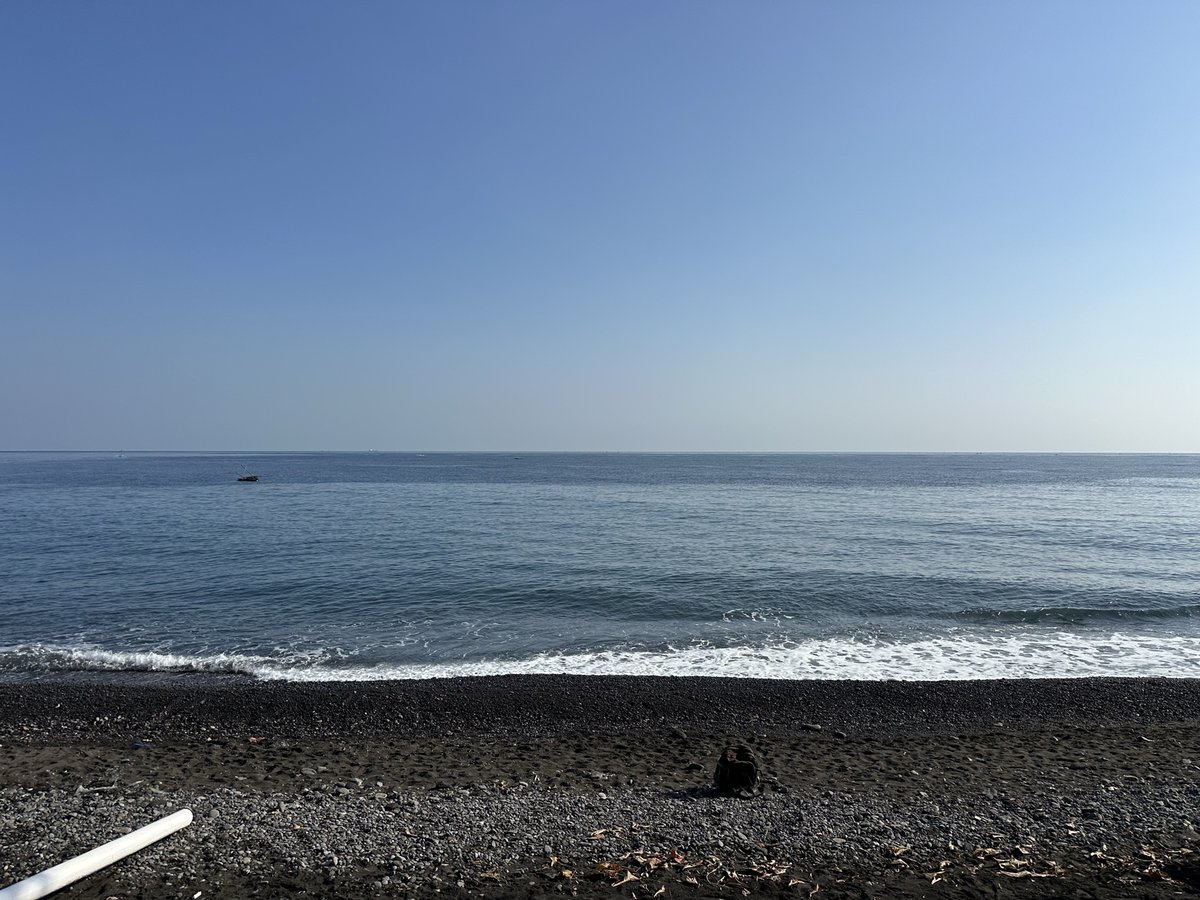 Galets noirs, mer et horizon à Amed