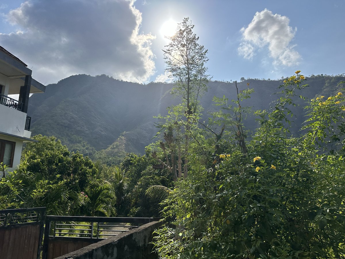 Vue sur la montagne sur la route entre Amed et Lahangan Sweet, Bali