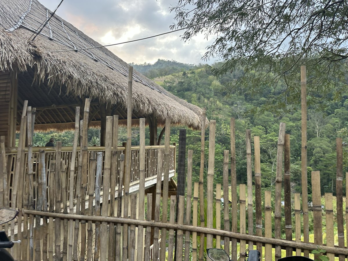 Toit de chaume et clôture en bambou du Uma Ning Cafe, Amed