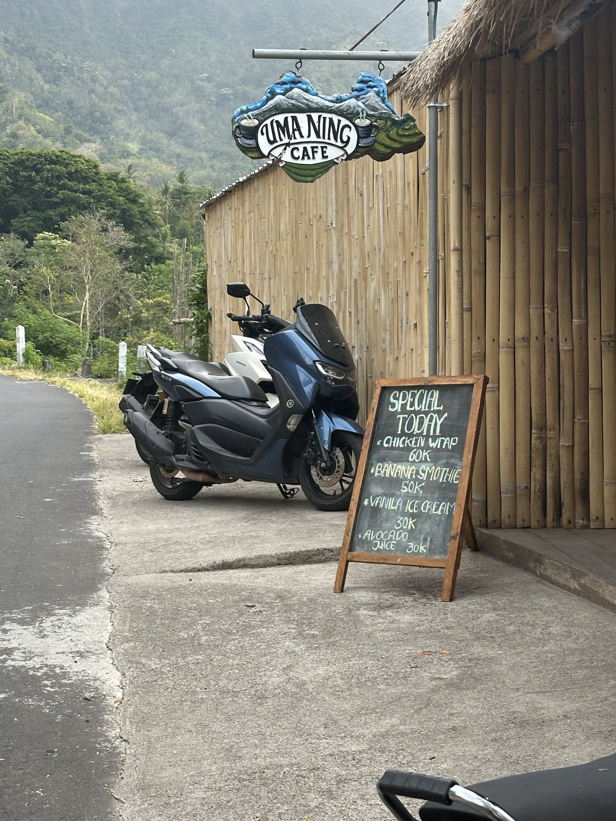 Enseigne du Uma Ning Cafe et ardoise des prix du jour, route d'Amed
